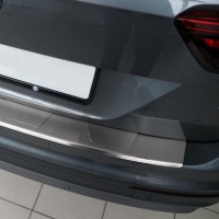 Nerezový kryt prahu zadních dveří s hranou Mitsubishi COLT VII 5dv. -- rok výroby 2008-2012 Nerezový kryt prahu zadních dveří s hranou Mitsubishi COLT VII 5dv. -- rok výroby 2008-2012
